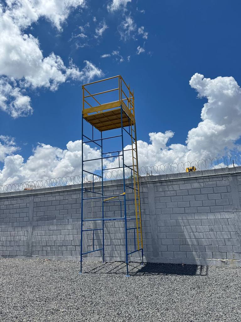 Torre de andaime tubular montada com plataforma metálica e guarda-corpo, pronta para trabalho em altura